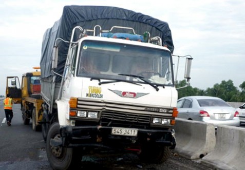 Xe tải Trung Quốc gi&aacute; rẻ g&acirc;y tại nạn