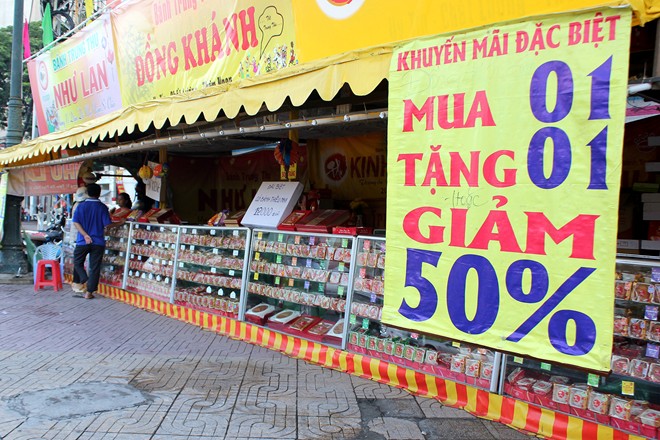 2 ngày nay, các quầy bánh trung thu trên các tuyến đường lớn của TP.HCM như Nguyễn Tri Phương, Lý Thường kiệt ,3 Tháng 2, Trường Chinh, Kha Vạn Cân... đã bắt đầu treo bảng giảm giá, khuyến mãi, dù còn cách Rằm tháng tám đến 2 tuần. Thương hiệu bánh giảm giá mạnh nhất là Đồng Khánh, với mức giảm đến 50 %.