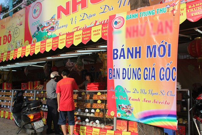 Một thương hiệu bánh tru thu có tiếng ở TP.HCM không thông báo khuyến mãi kiểu mua 1 tặng 1, nhưng treo bảng cam kết bán bánh mới và giảm giá bằng với giá gốc.