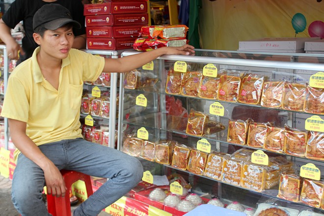 Nhưng các quầy bánh đều trong cảnh vắng khách.