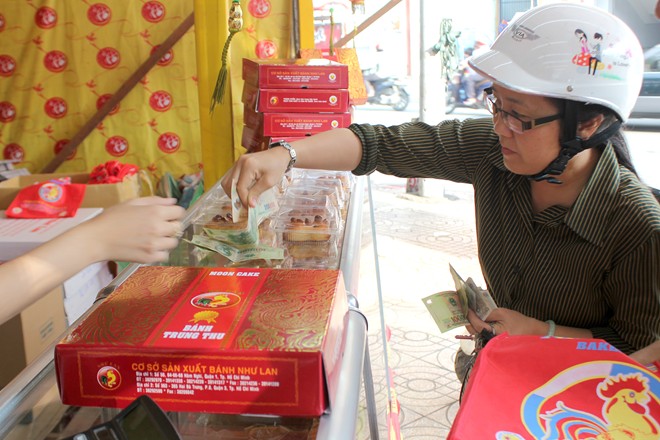 Khách mua bánh, nhất là khách lẻ có sự lựa chọn kỹ hơn trước các hình thức khuyến mãi sớm. Chị Minh ở quận 5 cho biết : 