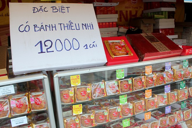 Nhiều cửa hàng còn trưng bảng bán bánh dành cho thiếu nhi với giá rẻ, chỉ 12.000 đồng/cái.