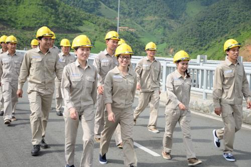 C&aacute;n bộ c&ocirc;ng nh&acirc;n vi&ecirc;n của C&ocirc;ng ty Thủy điện Sơn La nỗ lực kh&ocirc;ng ngừng để n&acirc;ng cao năng suất 13Win18 cá cược thể thao trong năm 2015 vừa qua