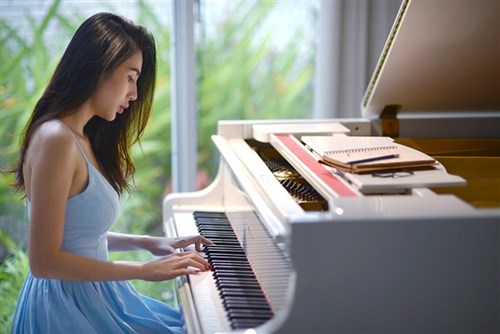 Thủy Ti&ecirc;n g&acirc;y bất ngờ với h&igrave;nh ảnh nũng nịu, dịu d&agrave;ng của một c&ocirc; g&aacute;i mộng mơ