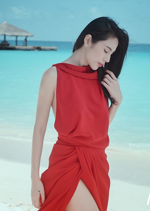 B&agrave; mẹ một con Thủy Ti&ecirc;n đẹp gợi cảm trong bộ phim ca nhạc Chuyện t&igrave;nh Maldives &ndash; Love in Maldives đ&oacute;ng c&ugrave;ng ch&agrave;ng ca sĩ Noo Phước Thịnh