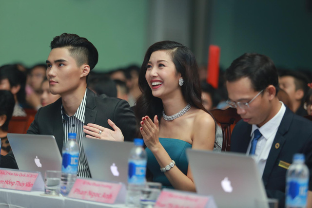 Th&uacute;y V&acirc;n bất ngờ diện v&aacute;y gợi cảm, h&aacute;t My Vietnam