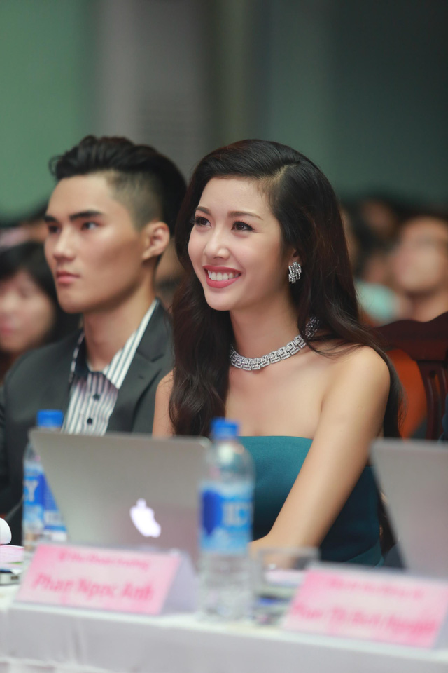 Th&uacute;y V&acirc;n bất ngờ diện v&aacute;y gợi cảm, h&aacute;t My Vietnam