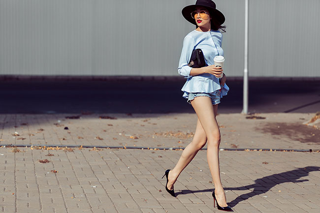 Quán quân Elite Model Look chọn phong cách thanh lịch với thiết kế sơ mi xanh baby, hay được biết với tên gọi xanh pastel. 
