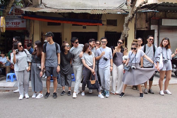 Những khoảnh khắc check-in của nhóm được đông đảo cộng đồng mạng chia sẻ giống như là một gợi ý mix đồ khi đi du lịch hoặc cách chụp ảnh tập thể với lối diễn sâu