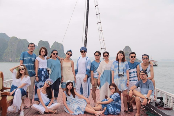 Nhóm bạn trẻ chụp ảnh check-in tại nhiều địa điểm như Vịnh Hạ Long, Hà Nội, Sa Pa,... với cùng một phong cách như vậy.