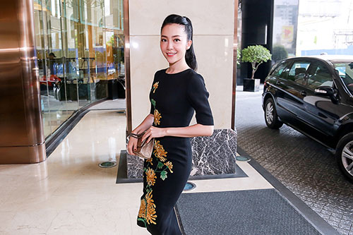 Linh Nga thu hút với một thiết kế ôm sát, lấy nền đen làm chủ đạo.