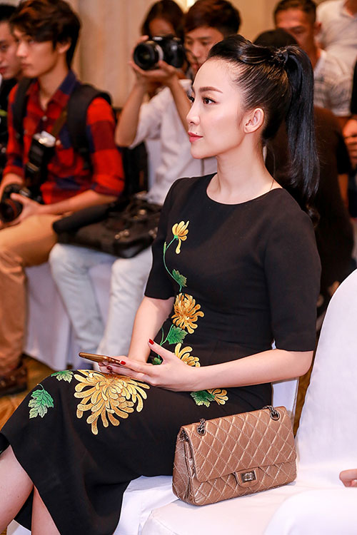 Cô không trang điểm quá cầu kỳ và chỉ để những kiểu tóc đơn giản.