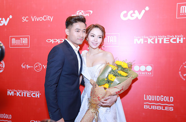 Tối qua (9/5), tác phẩm điện ảnh thứ 3 của đạo diễn Dustin Nguyễn - bộ phim Bao giờ có yêu nhau với hai diễn viên chính Quý Bình - Minh Hằng đã có buổi ra mắt vô cùng ấn tượng TP.Hồ Chí Minh với sự tham gia của đông đảo báo giới, người hâm mộ và nhiều gương mặt ấn tượng của làng giải trí.