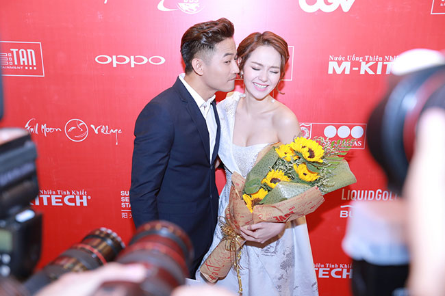 Quý Bình không ngần ngại thân thiết với bạn diễn Minh Hằng trước đông đảo ống kính của báo giới.