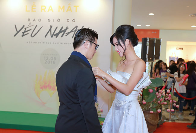 Bebe Phạm chăm sóc chồng trong sự kiện
