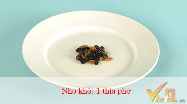 Nho khô chứa nhiều đường nên bạn chỉ nên ăn một thìa phở, nó tương đương 100 kcal.