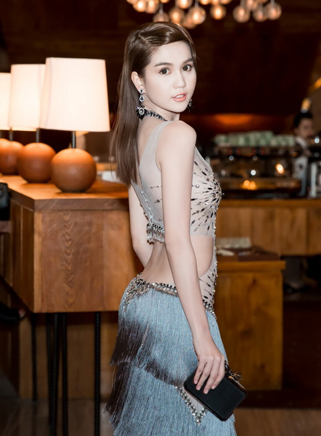Như thường lệ, Ngọc Trinh vẫn thu hút hầu hết các tay máy có mặt tại sự kiện.
