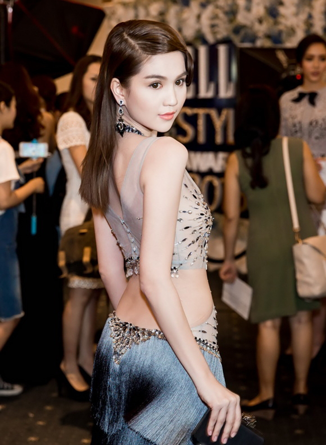 Lần này, Ngọc Trinh xuất hiện với đầm xuyên thấu của NTK Đỗ Long, khoe khéo những đường cong mềm mại cùng vòng eo con kiến của người đẹp.