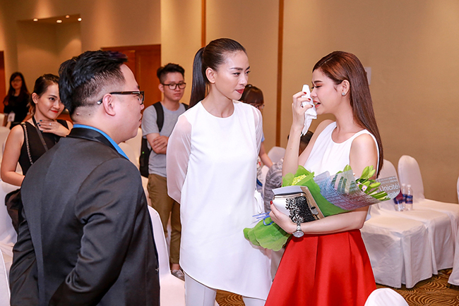 Trương Quỳnh Anh không cầm được nước mắt khi nhắc đến các em nhỏ có hoàn cảnh khó khăn.