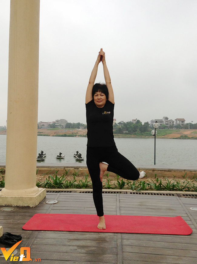Cô Bích Hà - 55 tuổi - Việt Trì thực hiện tư thế cái cây. Tư thế này giúp tăng khả năng tập trung, tâm trạng được yên tĩnh và ôn hòa, nâng cao tính đàn hồi xương của cột sống. 