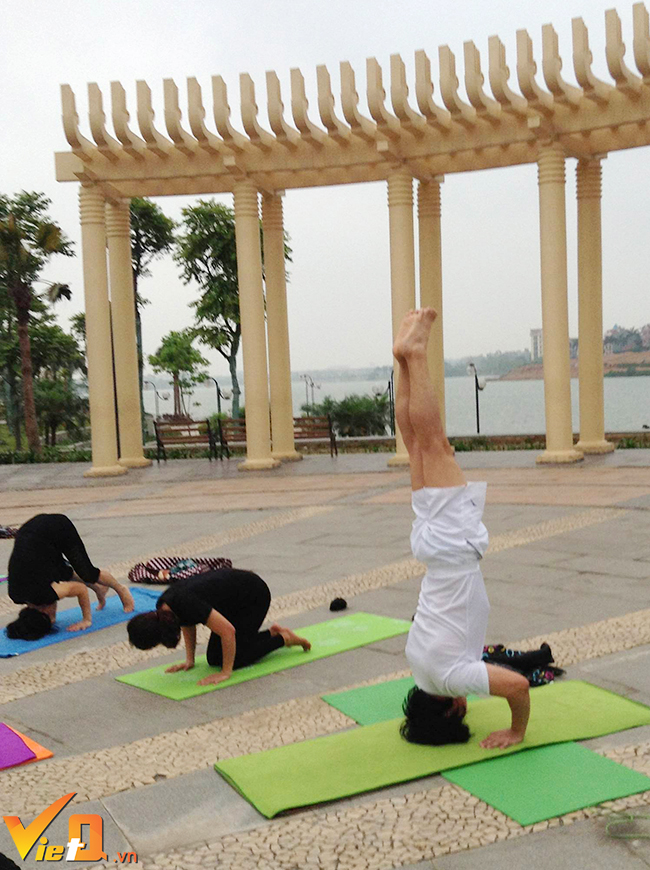Chú Nhật Tân. Sinh năm 1958 thực hiện tư thế trồng cây chuối. Tư thế giúp đem lại hiệu quả mạnh mẽ nhất, và nó được mệnh danh là vua của các ASANA. Khi tập bài này, ta sẽ có những lợi ích của nó đối với thể chất và trí não.