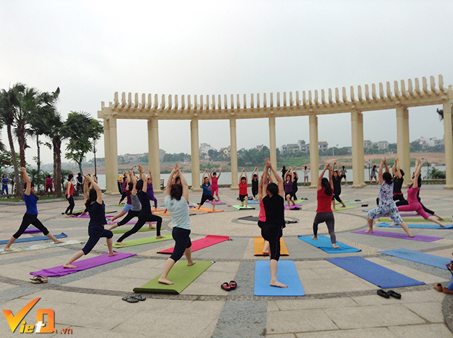 Tư thế chiến binh 1 giúp kéo giãn vai, cánh tay, đùi, bắp chân, mắt cá chân và các cơ bắp của lưng; mở rộng ngực, phổi, vai, cổ và bụng; kích thích các cơ quan tiêu hóa và bài tiết; giảm mỡ thừa vùng bụng, tay, chân một cách hiệu quả nhất; cải thiện sự thăng bằng, tập trung.