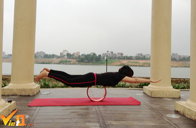 Tập yoga cùng với các dụng cụ giúp các động tác tác động mạnh hơn lên cơ thể.