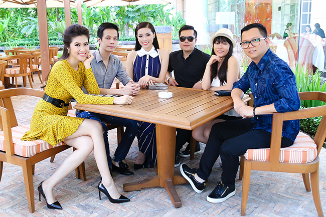Nói về show diễn, đạo diễn Long Kan cho biết đây sẽ là một fashion show đáng xem nhất từ trước đến nay tại Sài Gòn, không chỉ bởi những bộ trang phục Haute Couture xuất sắc nhất, làm bằng tay công phu nhất mà sân khấu cũng được tương tác với thời trang, với khán giả, với người mẫu rõ ràng nhất và tạo cảm giác tất cả những yếu tố đó được hòa quện với nhau.