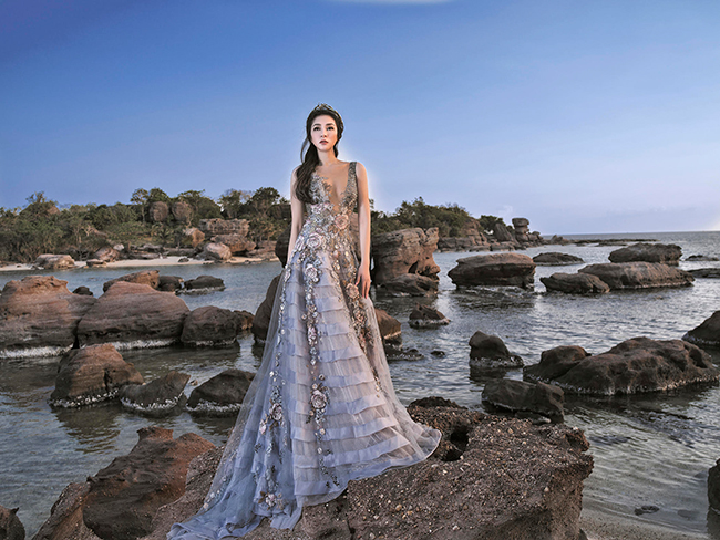 Với một 100 mẫu thiết kế Haute Couture và sân khấu hoành tráng nhất trước nay đáp ứng khán giả cả thị giác lẫn khứu giác.