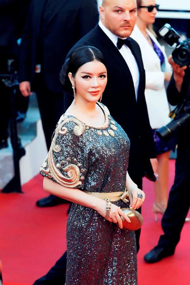 Để tôn thêm vẻ kiêu sa cho nàng kiều nữ, chuyên gia trang điểm Minh Lộc chọn style make-up mắt mèo như nữ hoàng Cleopartra. Phần tóc rẽ ngôi giữa, được búi phồng phía sau.