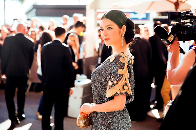 Do đó, toàn bộ hình ảnh thảm đỏ của Lý Nhã Kỳ những ngày qua đều do các nhiếp ảnh gia quốc tế và ban tổ chức thực hiện. Nhiếp ảnh gia Lê Thiện Viễn là người thực hiện các shoot hình hậu trường, ghi lại những khoảnh khắc của cô khi chuẩn bị rời khách sạn và tới thảm đỏ.