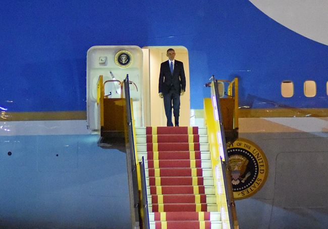Đúng 21h45', tổng thống Mỹ Barack Obama bước ra cửa máy bay Air Force One