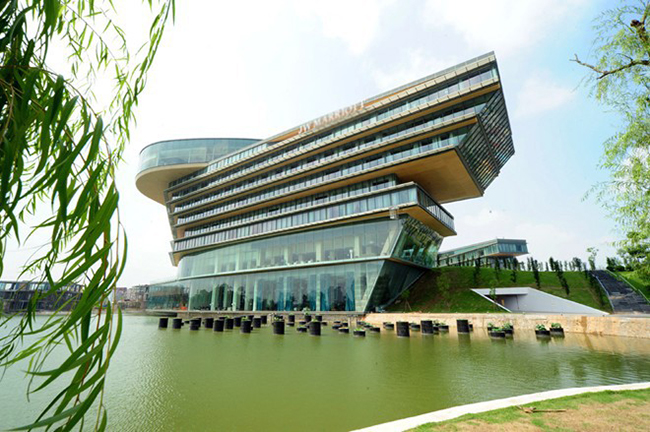 Đoàn xe của Tổng thống Obama đến khách sạn JW Marriott Hanoi. Ảnh: Zing