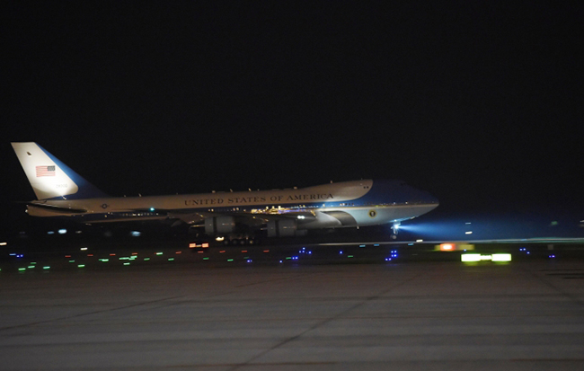 Vào lúc 21h30 ngày 22/5/2016, chuyên cơ Air Force One chở Tổng thống Obama đã hạ cánh xuống sân bay quốc tế Nội Bài. Ảnh: NBC News.