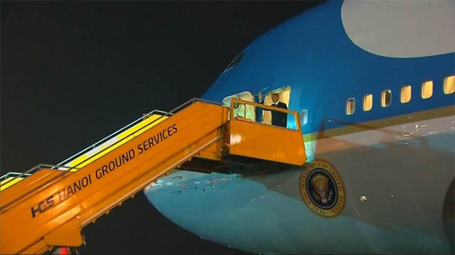 Ông Obama đứng trên cửa chiếc Air Force One chuẩn bị bước xuống xe thang. Ảnh: NBC News.