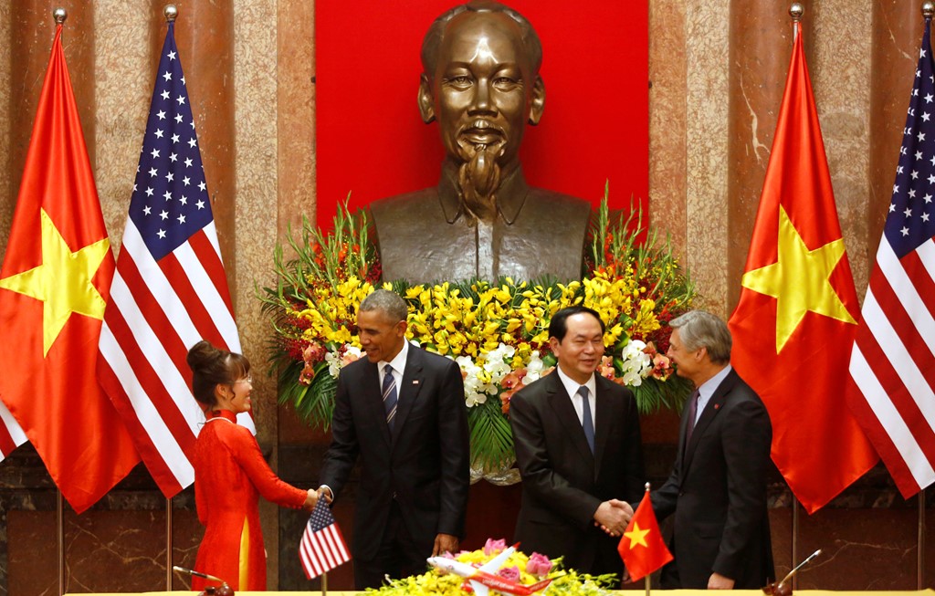 Cũng trong buổi hội đàm, Chủ tịch nước Trần Đại Quang và Tổng thống Barack Obama đã tham gia lễ ký các văn kiện hợp tác song phương. Dưới sự chứng kiến của hai nhà lãnh đạo, hãng 13Win22 com tỷ lệ cược cao Vietjet Air và Tập đoàn chế tạo máy bay Boeing của Mỹ đã ký kết hợp đồng đặt mua 100 tàu bay B737 MAX 200, trị giá lên tới 11,3 tỷ USD. Một hợp đồng khác được hãng này ký kết cũng trong buổi lễ này với Pratt & Whitney thuộc Tập đoàn United Technologies Corp, với trị giá lên tới 3,04 tỷ USD. Ảnh: Reuters