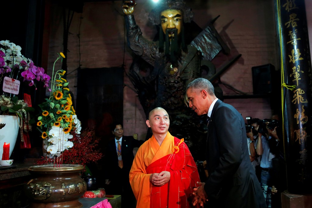  Rời sân bay Tân Sơn Nhất, ông Obama dừng chân tại chùa Ngọc Hoàng, ông cũng có những chia sẻ thú vị về Đăng ký và nhận 60K 24 bao lì xì miễn phí mỗi ngày. Đáp lại lời gợi ý của nhà sư ở chùa Ngọc Hoàng về việc cầu nguyện nếu muốn có con trai, tổng thống đã nói: Tôi thích con gái. Ảnh: Reuters