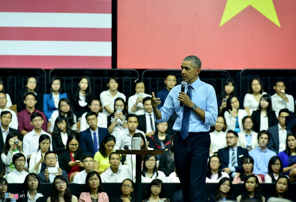  Sáng 25/5, Tổng thống Mỹ Barack Obama dự cuộc trao đổi với hơn 600 bạn trẻ của Sáng kiến Thủ lĩnh Trẻ Đông Nam Á (YSEALI) tại TP HCM. Sau phát biểu mở đầu, Tổng thống Obama cởi áo vest, xắn tay áo trò chuyện cùng các bạn trẻ Việt Nam. Vị tổng thống nhắc lời ca trong bài hát ''Đường đến ngày vinh quang'' của nhạc sĩ Trần Lập và bày tỏ lạc quan rằng các bạn trẻ sẽ thay đổi cả khu vực và thế giới. Ảnh: Zing News