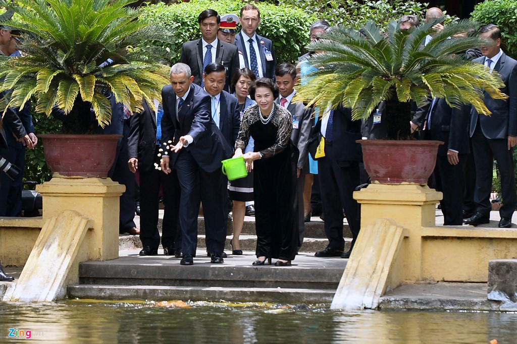 Sau cuộc hội đàm, ông Obama và Chủ tịch Quốc hội Nguyễn Thị Kim Ngân đón tiếp và có cuộc tản bộ trong khuôn viên Phủ Chủ tịch rồi tới thăm Nhà sàn. Tại đây, Chủ tịch Quốc hội Nguyễn Thị Kim Ngân đã cùng tổng thống Mỹ cho cá ăn tại ao cá Bác Hồ.