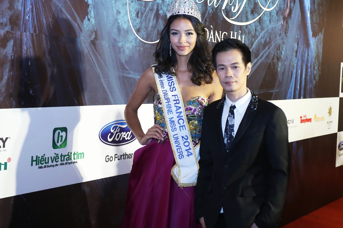 Kết quả của c&aacute;c phần đấu gi&aacute; kh&aacute;c:  Ca sĩ Lệ Quy&ecirc;n b&aacute;n bộ trang phục m&igrave;nh tr&igrave;nh diễn trong đ&ecirc;m với gi&aacute; 66 triệu đồng. Diva Hồng Nhung mua trang phục của Phạm Hương với gi&aacute; gần 150 triệu đồng. Một nam doanh nh&acirc;n mua tặng Hoa hậu Kỳ Duy&ecirc;n độ đầm m&agrave;u nude thanh lịch, in họa tiết hoa l&aacute; rực rỡ. Chiếc v&aacute;y ca sĩ Thu Phương v&agrave; Ho&agrave;ng Th&ugrave;y lần lượt được b&aacute;n với gi&aacute; hơn 80 v&agrave; 40 triệu đồng.