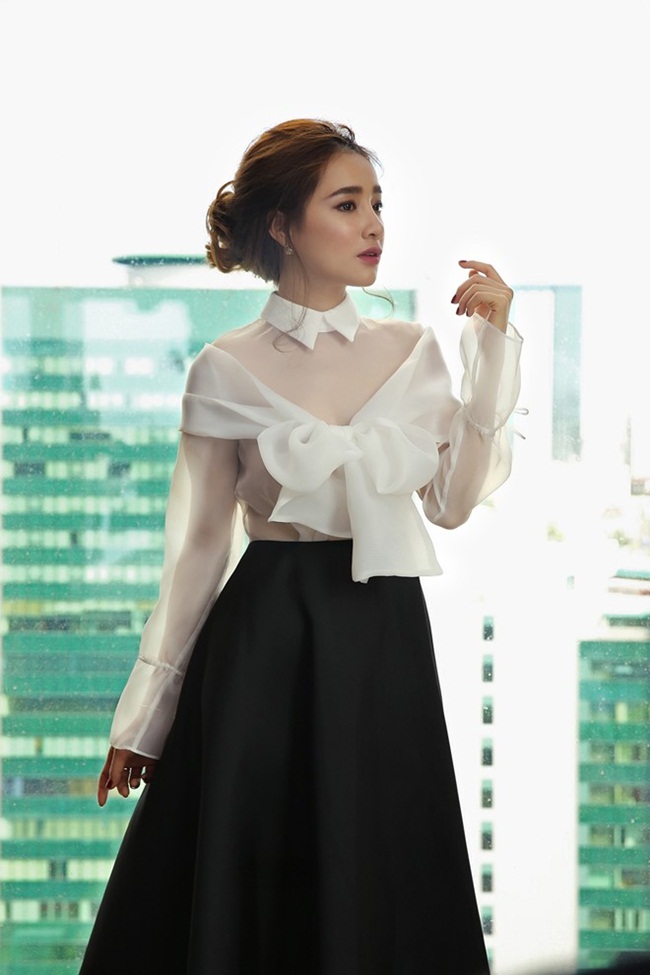 Gần đây, Nhã Phương vô tình bị truyền thông cho rằng cô đang xây dựng hình ảnh táo bạo, sexy quá mức. Tuy nhiên, cô khẳng định, hình ảnh một mỹ nhân sang trọng, sở hữu phong cách nữ tính mới là điều cô hướng tới. 