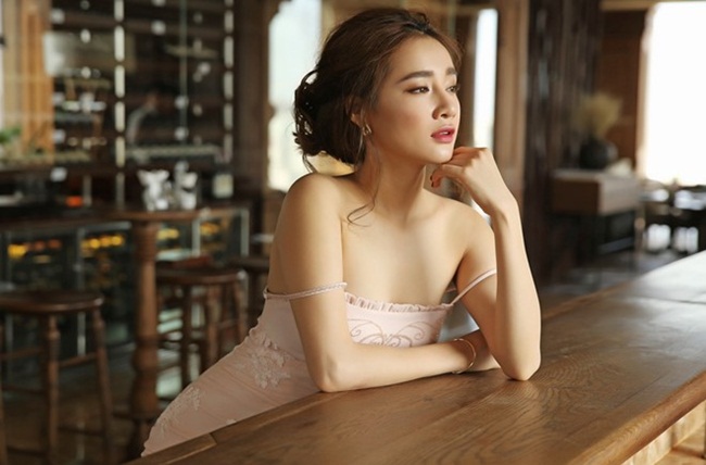 Cô cũng biến tấu để thiết kế trở nên gợi cảm hơn khi buông lơi dây váy.