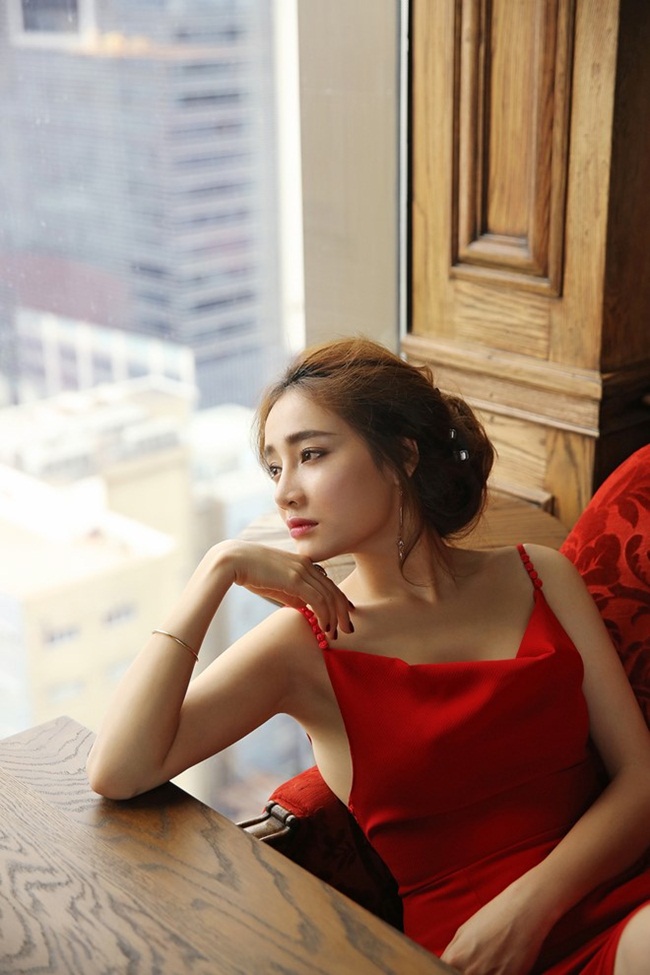 Cô đẹp ở mọi góc nhìn. Trong bộ ảnh này, Nhã Phương chọn style trang điểm nhẹ nhàng