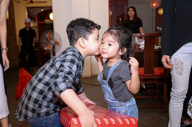  Đến chúc mừng còn có bé Thỏ - con gái Xuân Lan. Vốn thân thiết với nhau từ trước nên bé Thỏ và Sushi chơi đùa với nhau rất thoải mái. Khi con gái Xuân Lan lên tặng quà, cu cậu còn hun má bé Thỏ khiến các khách mời dự tiệc đều ngạc nhiên và thích thú.