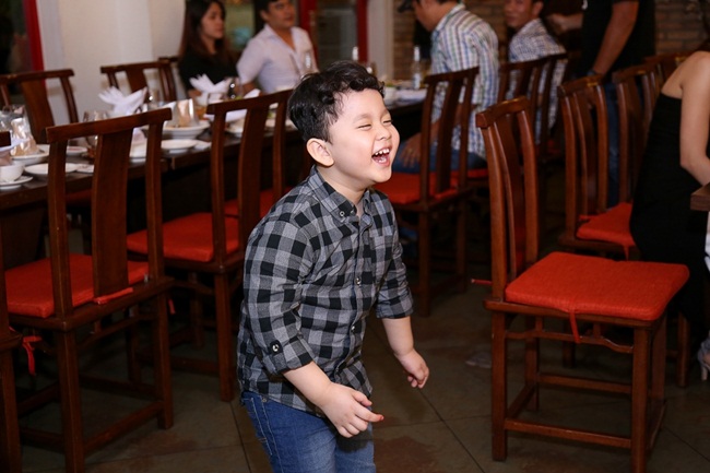 Khi được hỏi con cảm thấy thế nào về buổi tiệc này, Sushi hóm hỉnh trả lời cậu thấy vui và rất thích. 