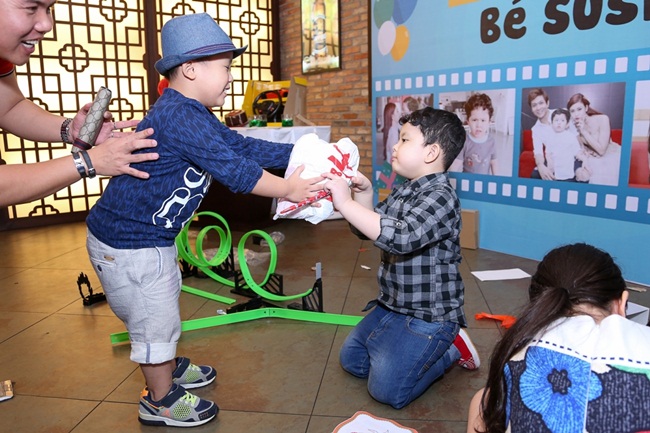 Có bé Thỏ, có bố, mẹ, mọi người đến chơi với con rất đầy đủ. Ngoài ra, con còn nhận được nhiều đồ chơi nên thích lắm.
