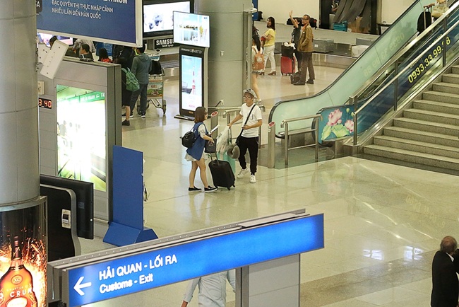 Mới đ&acirc;y, Hương Tr&agrave;m đ&atilde; đ&aacute;p chuyến bay từ Mĩ về Tp.Hồ Ch&iacute; Minh, kết th&uacute;c 1 th&aacute;ng lưu diễn của c&ocirc; tại nước ngo&agrave;i.