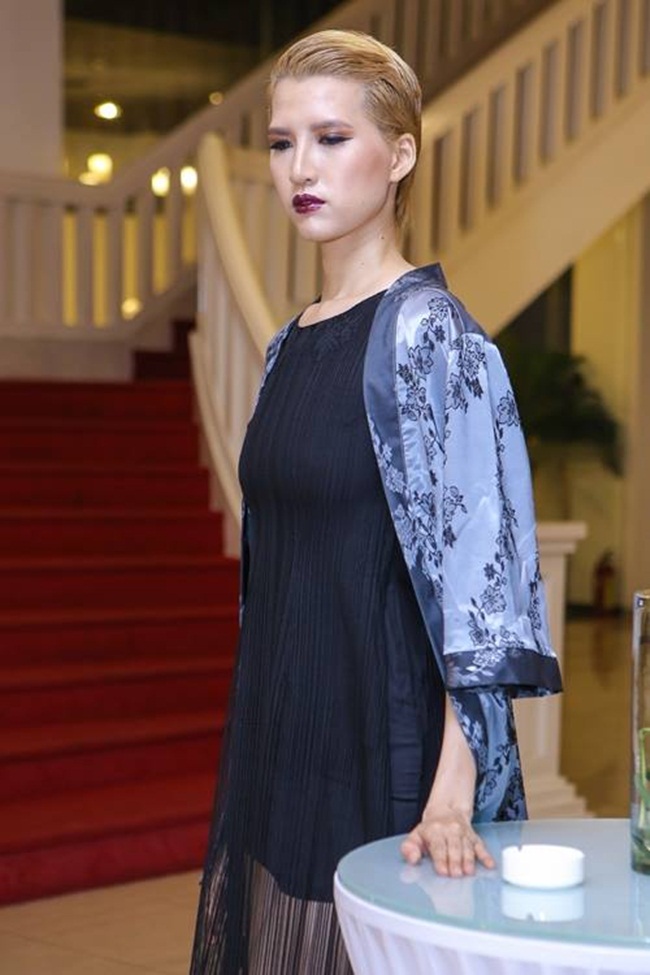 Mái tóc tém và phong cách trang điểm khác lạ mới là điểm nhấn của sự thay đổi này.