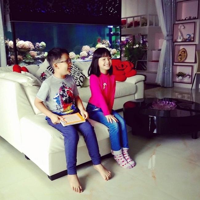Phòng khách rộng rãi với bộ sofa màu trắng sang trọng.