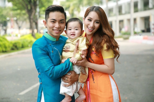 2. Khánh Thi - Phan Hiển, cuộc tình thầy - trò hơn kém nhau 12 tuổi này cũng khiến báo chí tốn không ít giấy mực. Đây được xem là câu chuyện cổ tích giữa đời thường.